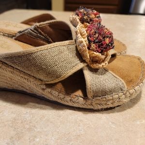 LIFE STRIDE RACY Burlap Floral Upper Sandals w/Wedge Heel